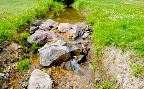 Steiniger Bachlauf der Niers am Platzrand